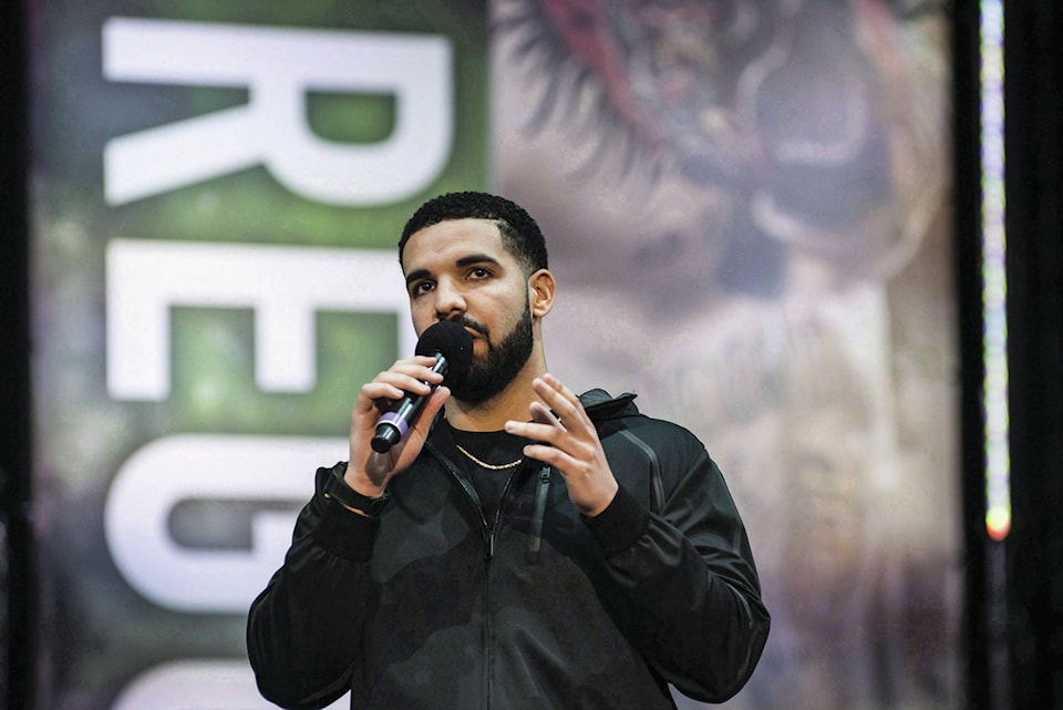 14272682_web1_14250887_web1_170823-RDA-ENT-Drake-1024x6842x