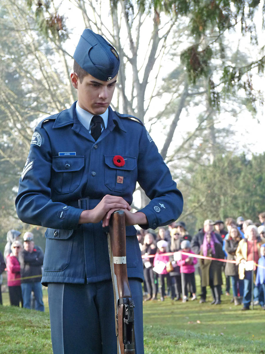 14352863_web1_181111-LAT-Fort-Langley-remembrance-day-16