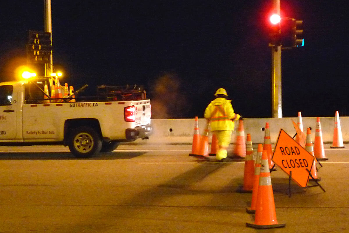 15296190_web1_190126-LAT-downed-power-line-closes-Glover-1