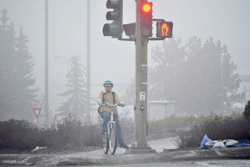 16467166_web1_190327-WLT-RainLadyonBike