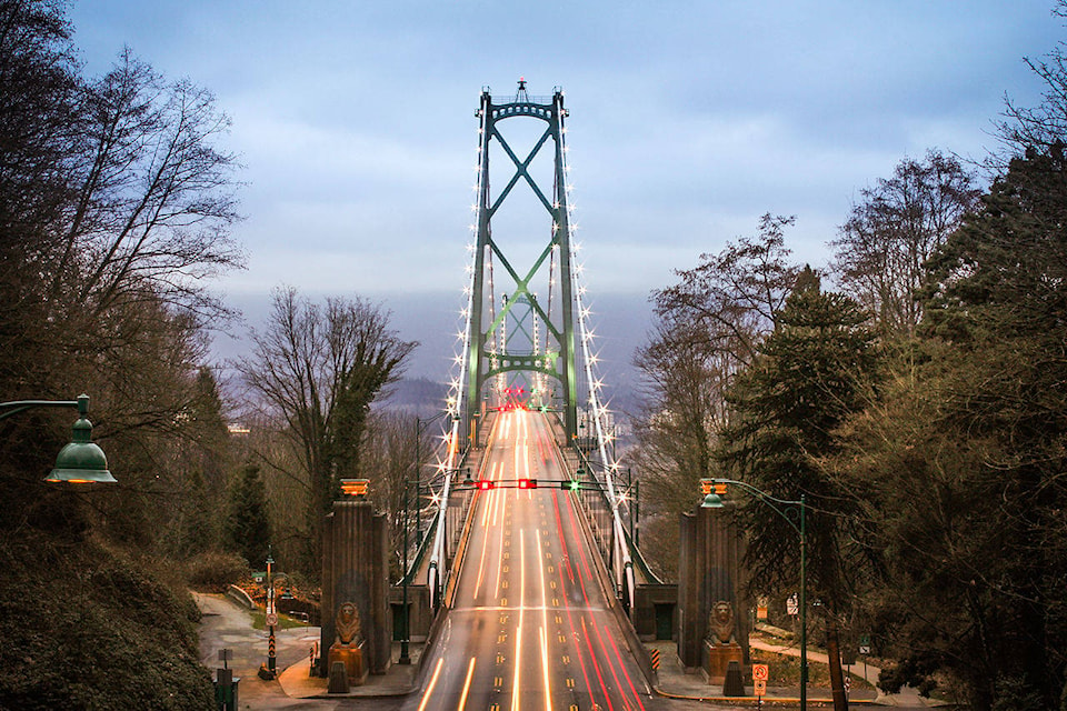 16835230_web1_1280px-Lions_Gate_bridge