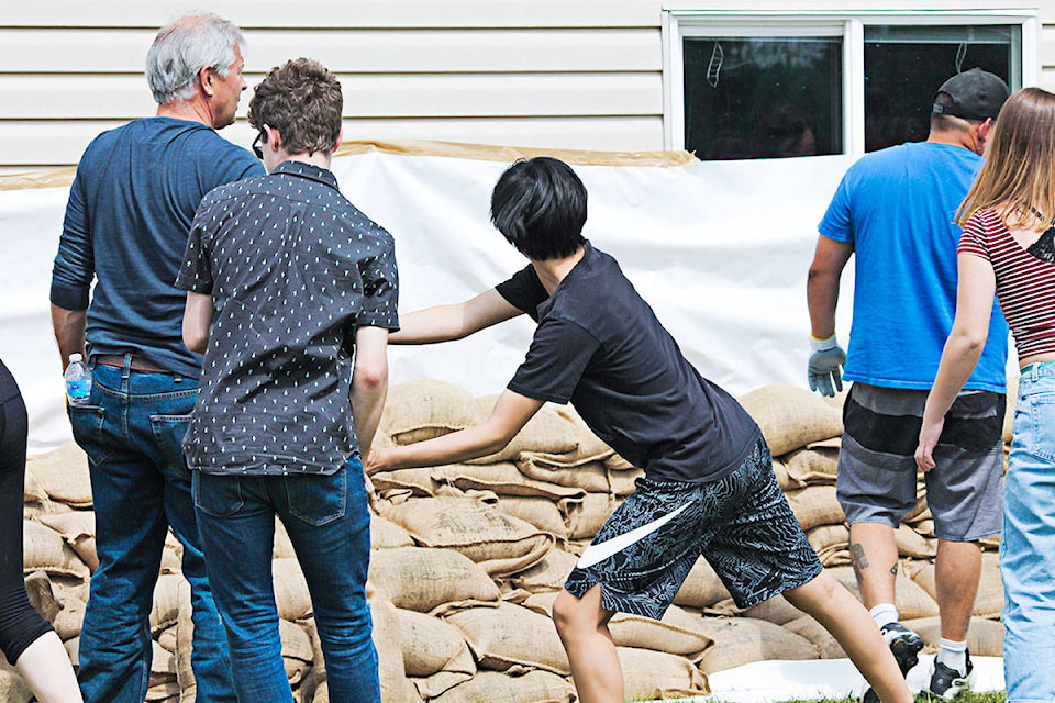 16859889_web1_180518-LAD-Sandbagging1