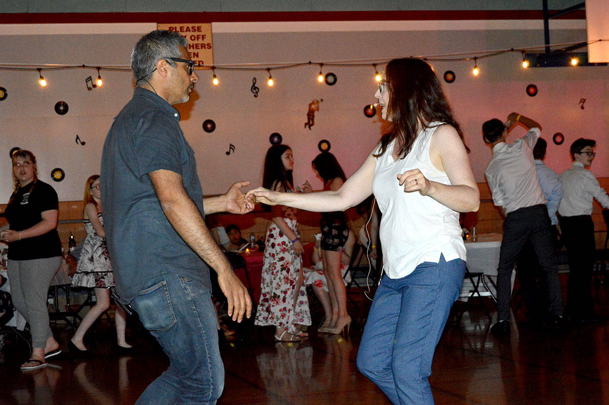 17121989_web1_190531-LAT-BrookswoodSwing5