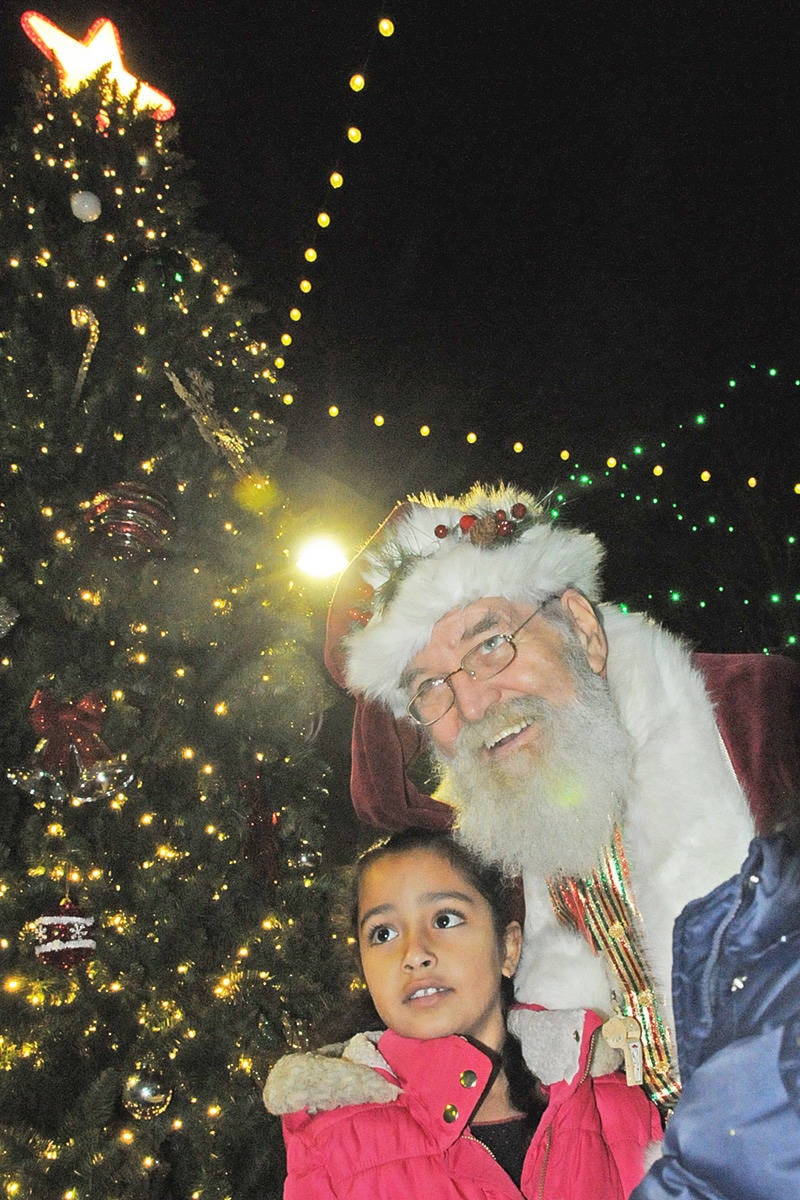 19694274_web1_191207-LAD-Magic-of-Christmas-Santa-with-Pihu-Kapoor