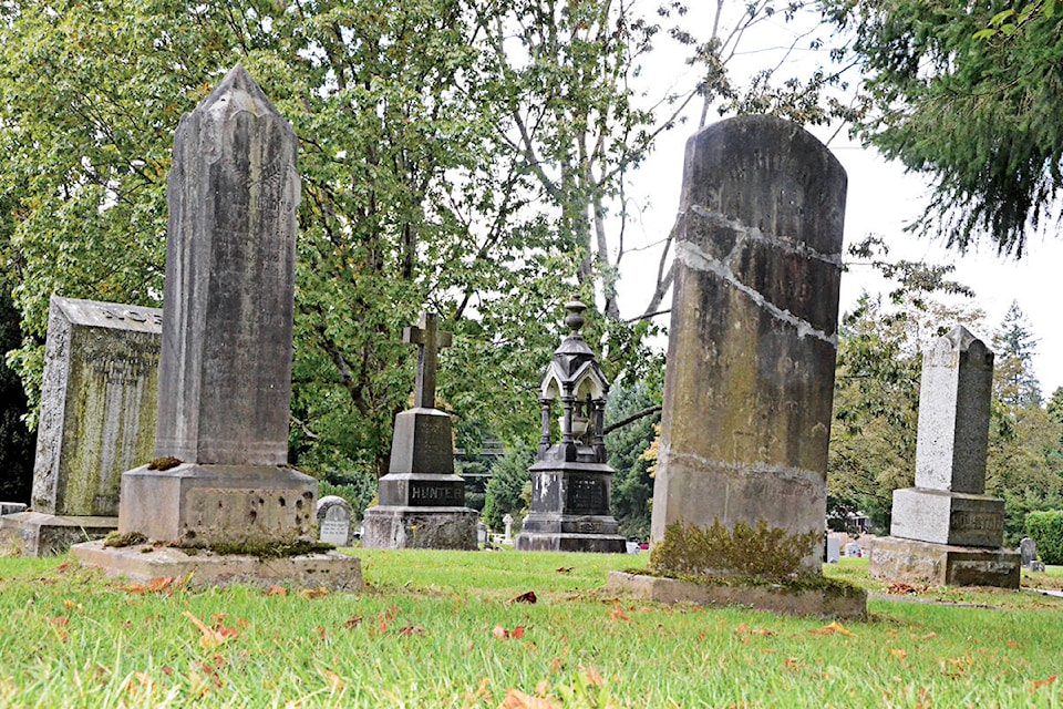 23191499_web1_201008-LAT-FortCemetery