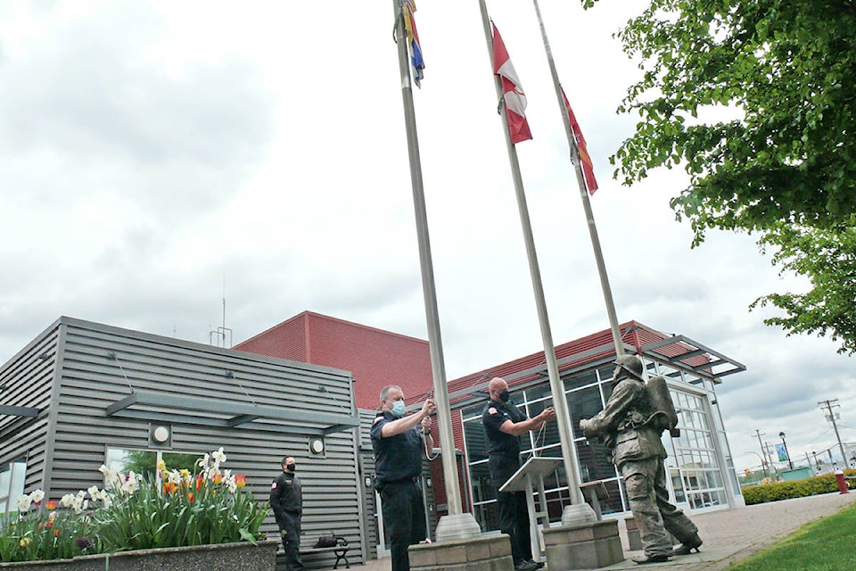 24996914_web1_210428-LAT-DF-day-of-mourning-flire-hall-flag_1