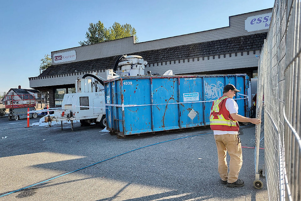 30608561_web1_221005-LAT-DF-Aldergrove-teardown-crew_1