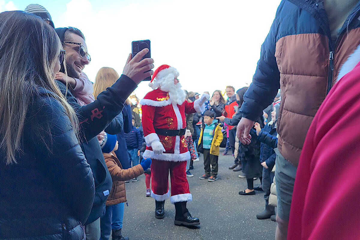 31150225_web1_221128-LAT-DF-Sabnta-at-flight-museum-Santa_2