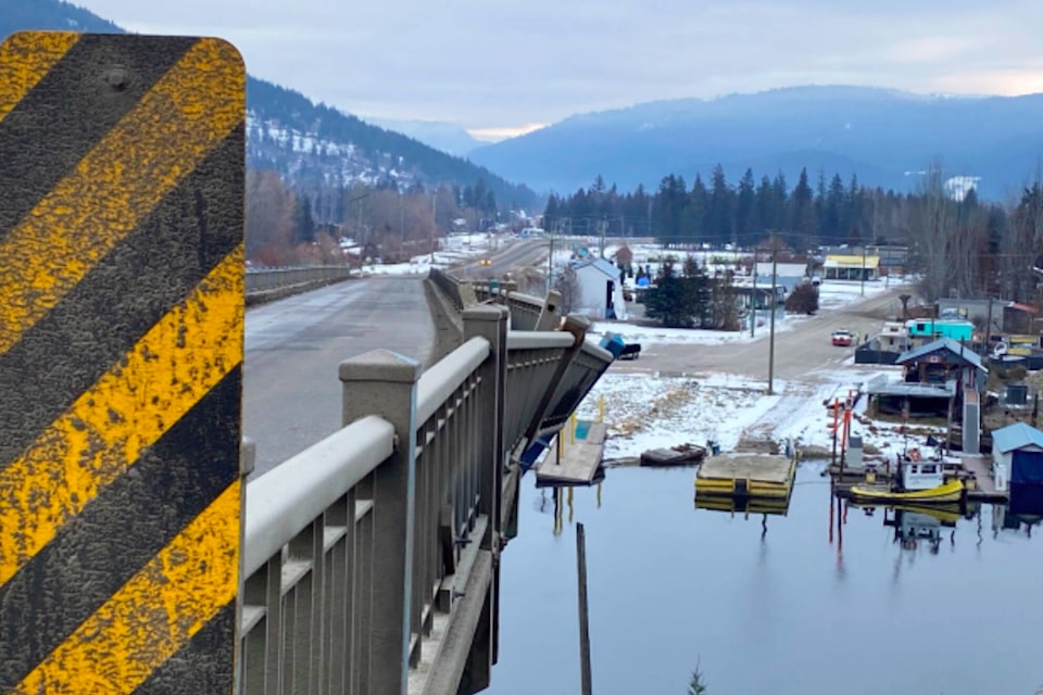 31573226_web1_230119-EVN-bruhn-bridge-work-sicamous_1