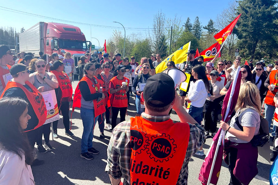 32566522_web1_230428-LAT-RH-BorderPickets-PSAC_2