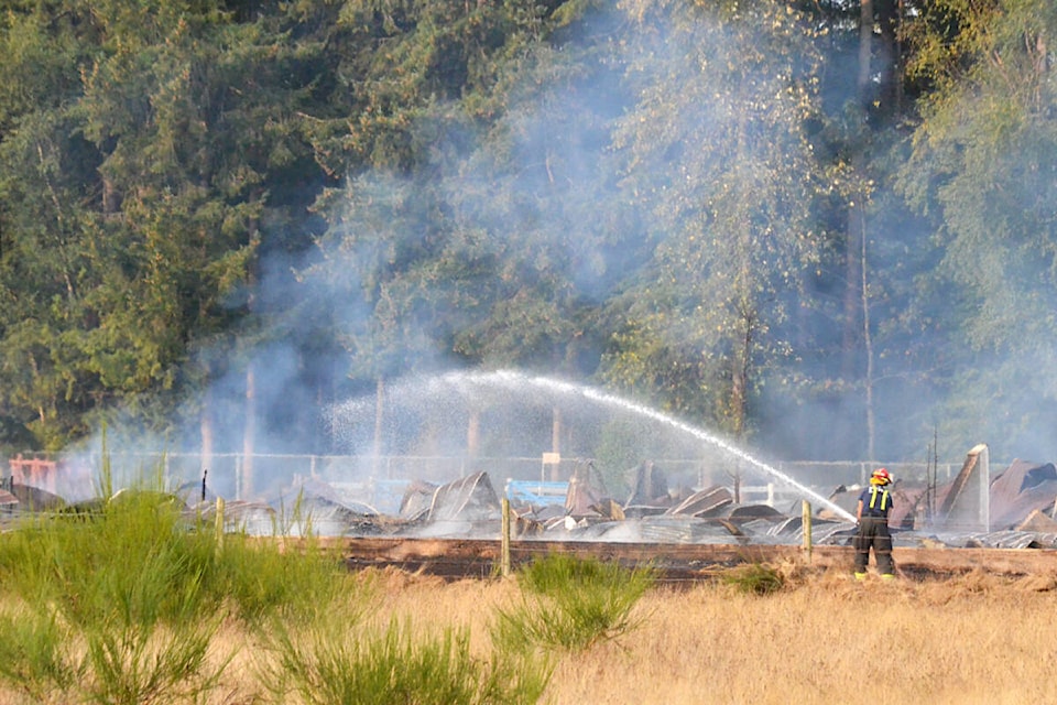 32646571_web1_220912mBarnFire1