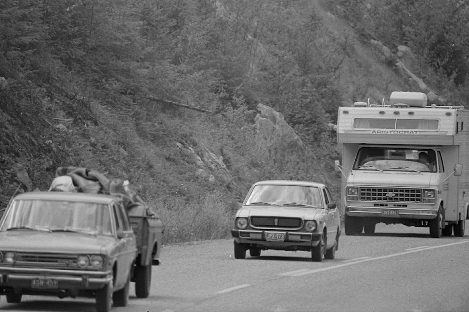 2014-018-722-vehicles-were-taken-through-the-fire-zone-by-convoy