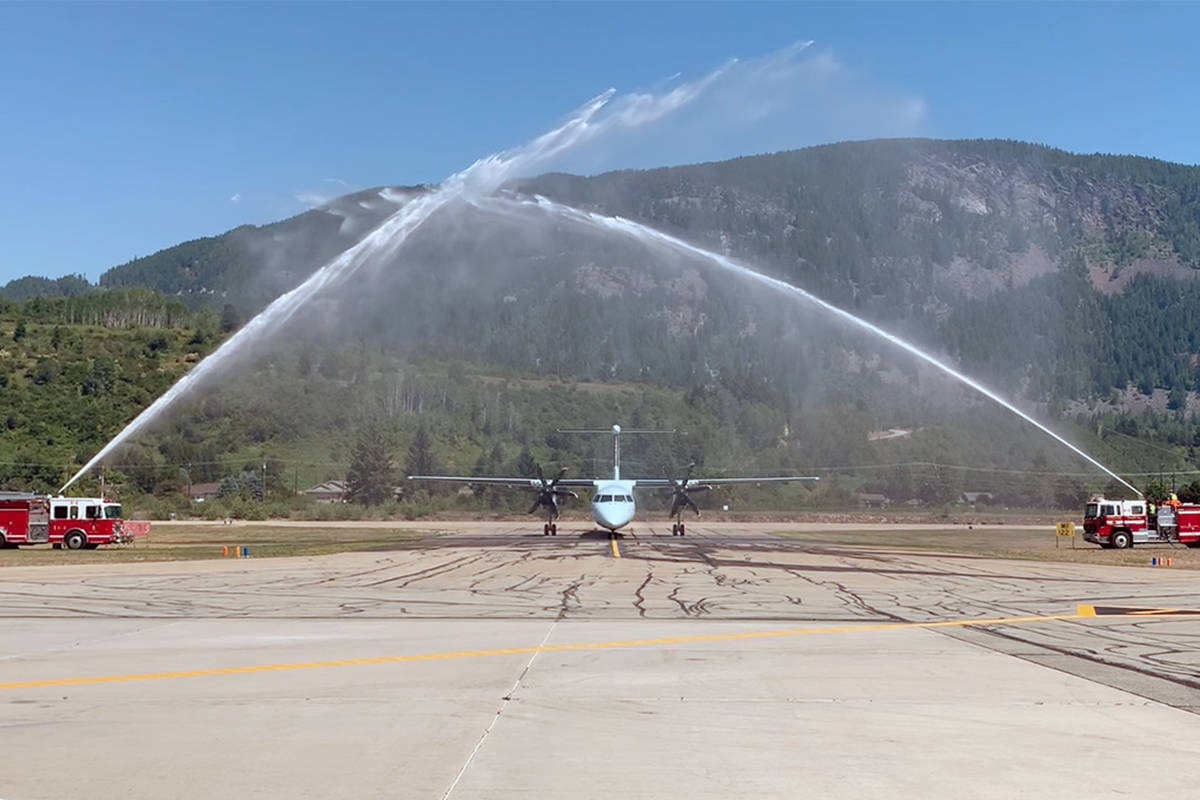 25654435_web1_copy_210708-CAN-air-canada-water-salute-water_1