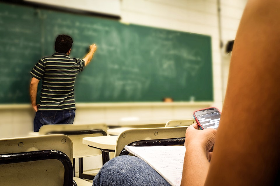cellphone-classroom-rawpixelcom