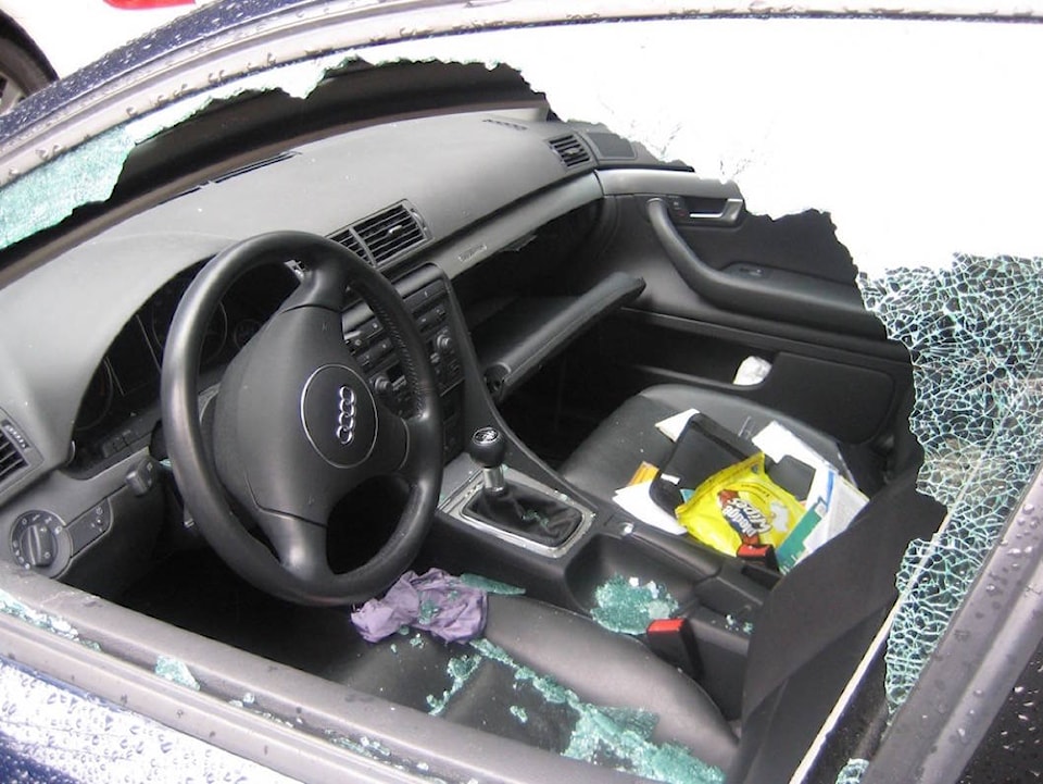 web1_170529-ACC-M-Car-break-in