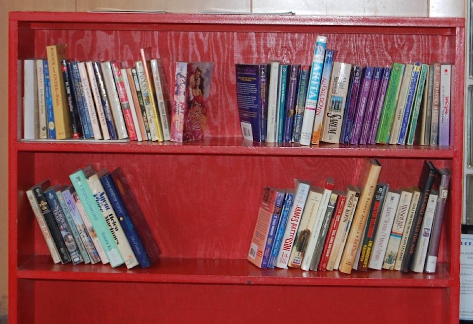 web1_170627-ACC-M-Bright-red-bookshelf