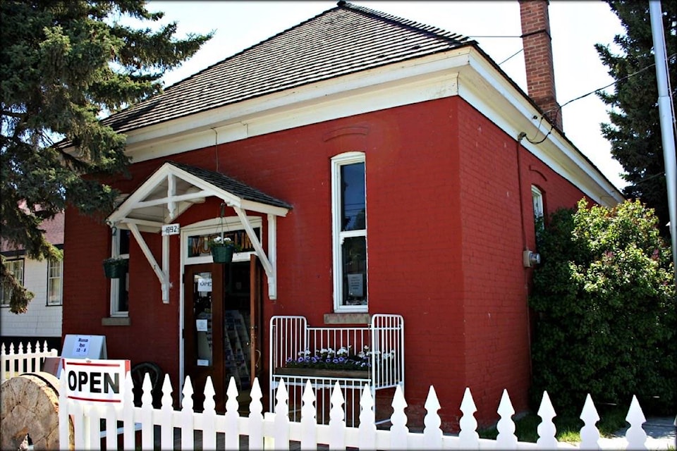 11467167_web1_180417-ACC-M-Clinton-museum-front-c-2013