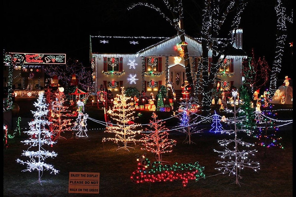 14624931_web1_181204-ACC-M-Christmas-display-Anthony92931