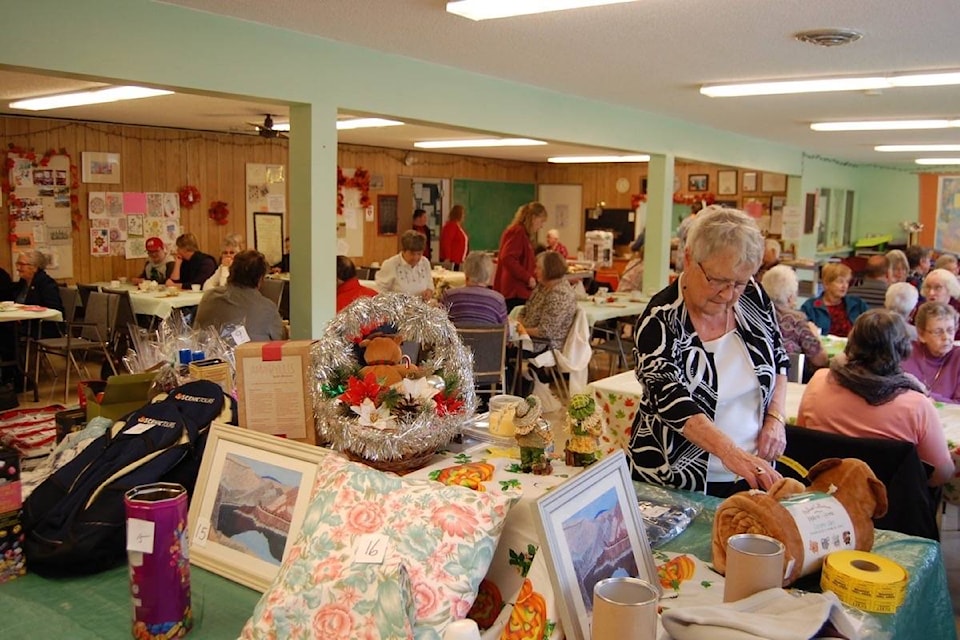 18825911_web1_191016-ACC-M-Harvest-bazaar-table