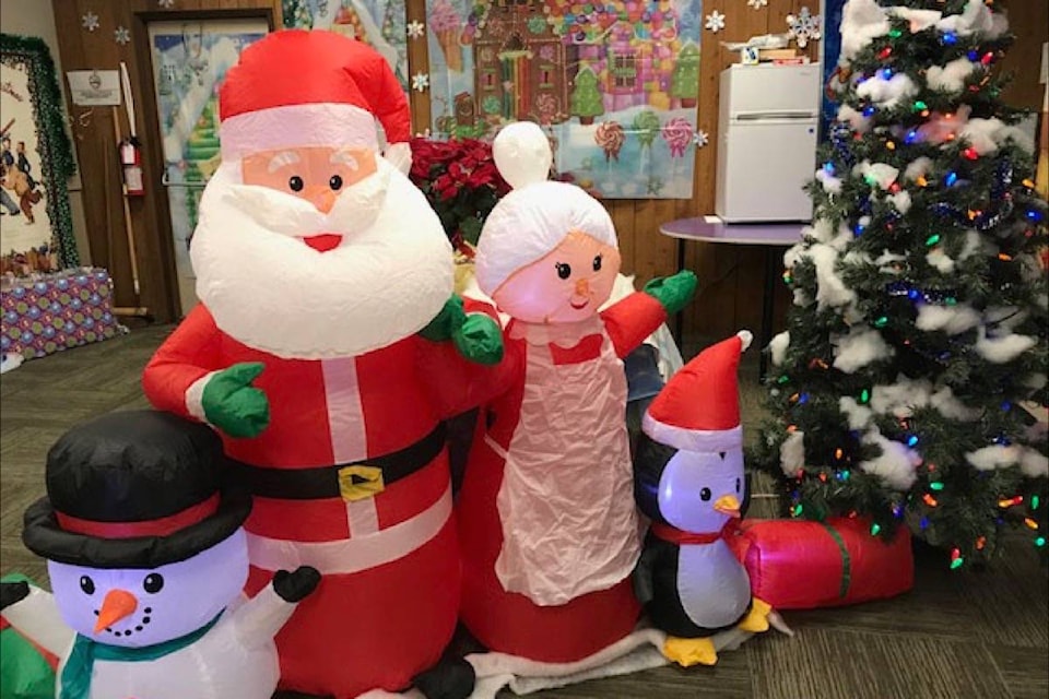 19321733_web1_191112-ACC-M-Library-Santa