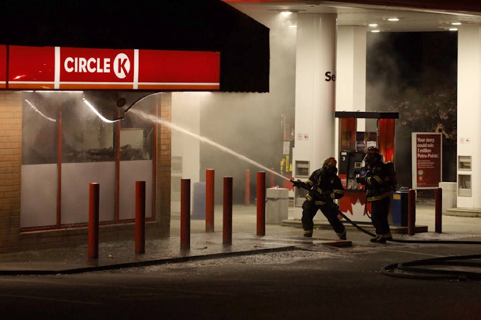 21441003_web1_200506-NBU-fire-circle-k-1_1