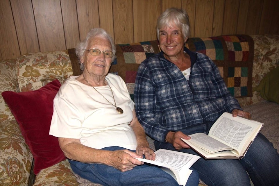 Jocelyn Cahill (l) and Janice Maurice are members of the Clinton Book Club, which met in Reg Conn Park over the summer. (Photo credit: Kelly Sinoski/100 Mile Free Press)