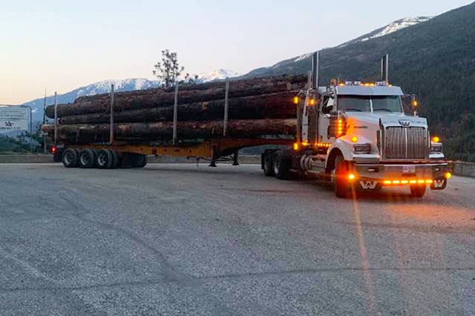 26101744_web1_210812-WLT-GenerousWLTrucker_1