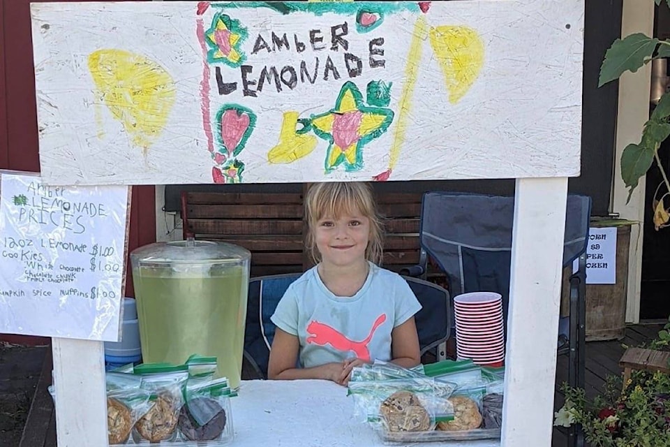 26326026_web1_210902-ACC-Clinton-lemonade-stand-Fundraiser_2