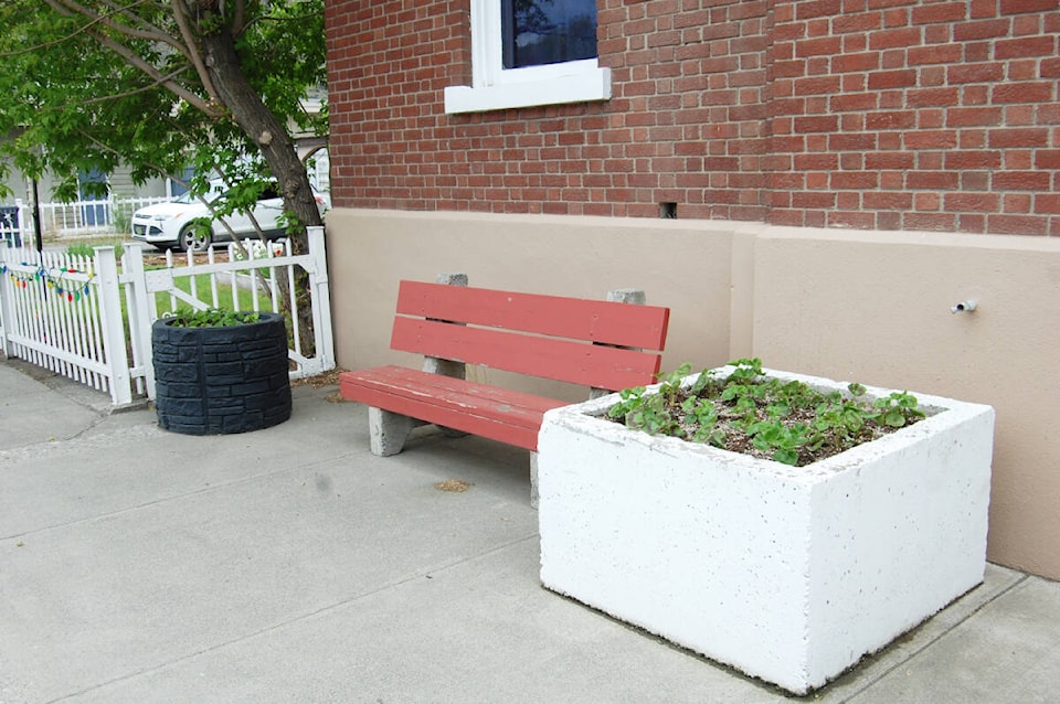 29031295_web1_220512-ACC-Communities-in-Bloom-AshcroftPlanters_1