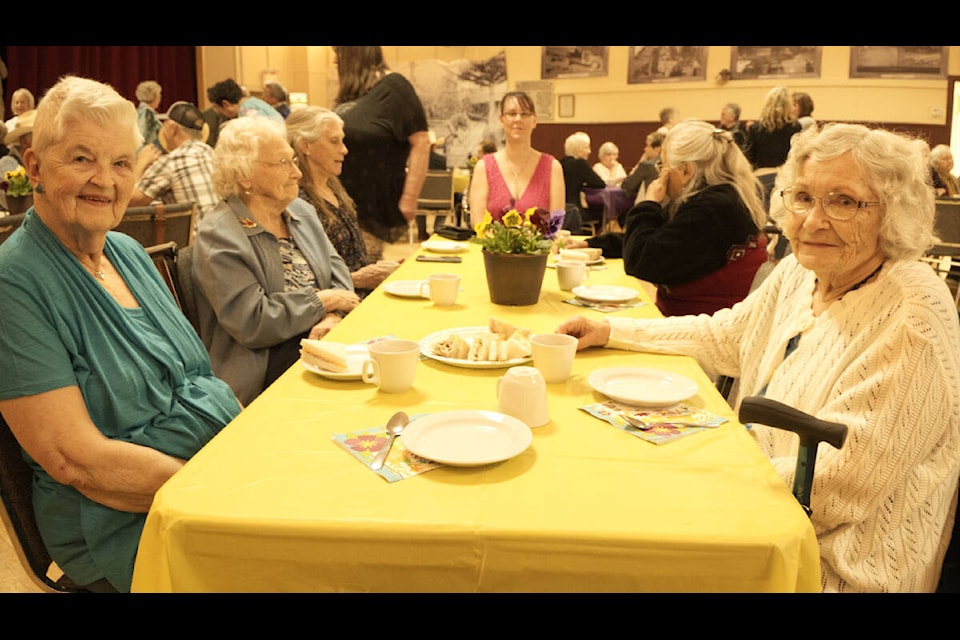 Lil Munro, left, reminisces with Helen Cade at the Oldtimers’ Tea in Clinton last Friday. (Kelly Sinoski photo - 100 Mile Free Press)