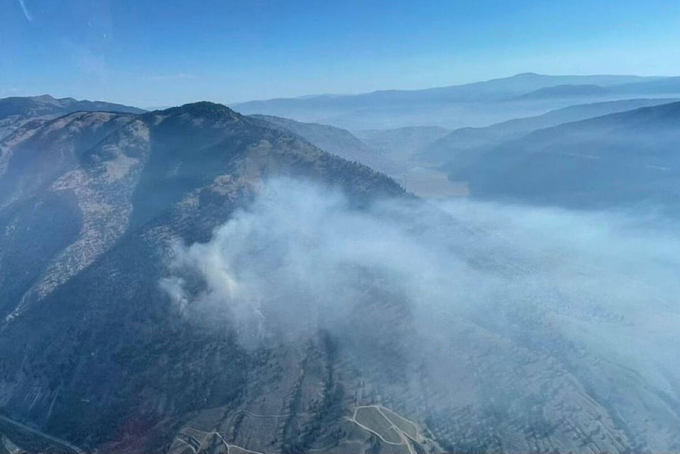 30068740_web1_220817-KER-EvacuationAlert-WildfireHighway3_1