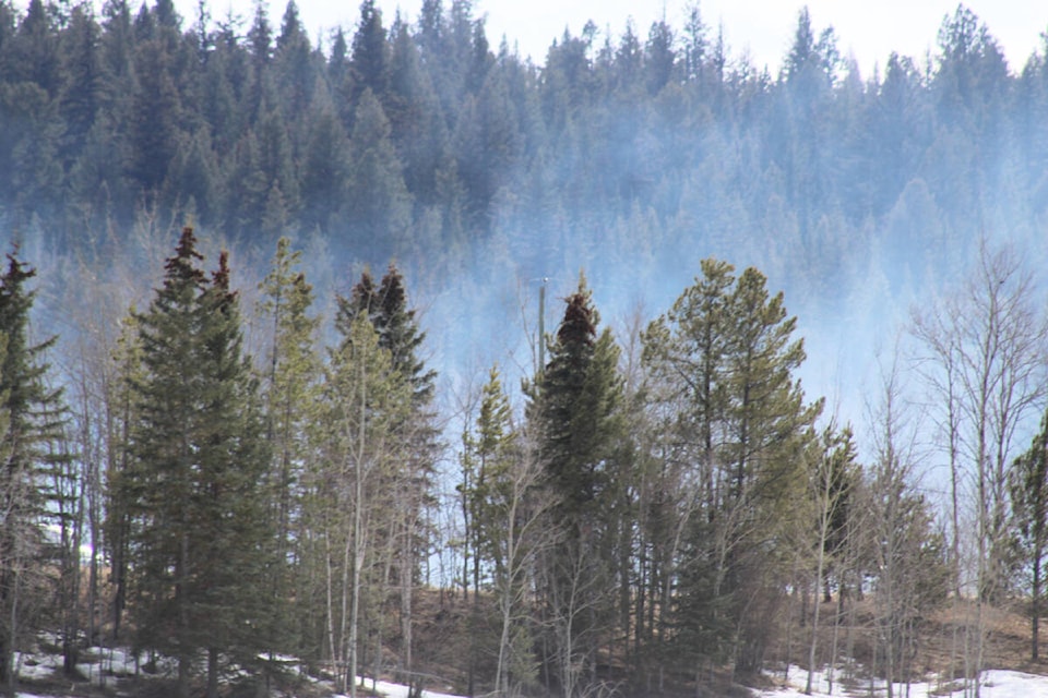32452887_web1_230420-OMH-Grass-Fire-_1