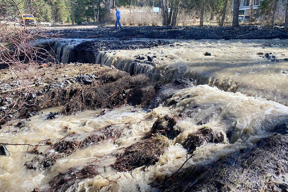 32574317_web1_230504-OMH-Flooding-South-Canim-_1