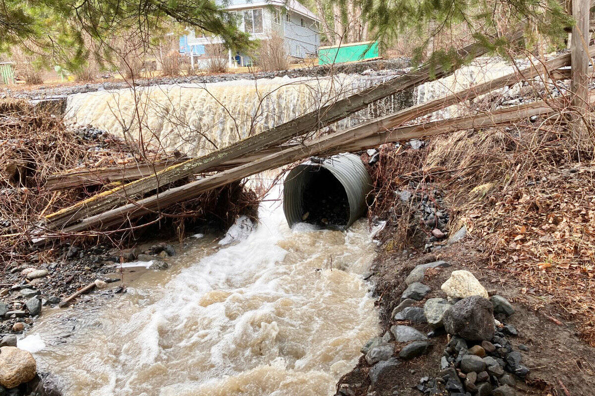 32574317_web1_230504-OMH-Flooding-South-Canim-_10
