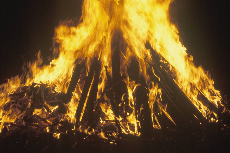 33403872_web1_bonfire