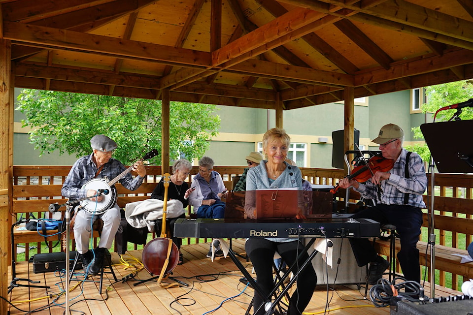 Volunteer musicians play at the Peace Hills Lodge bike rally event on June 13, 2022. (Shaela Dansereau/ Pipestone Flyer)