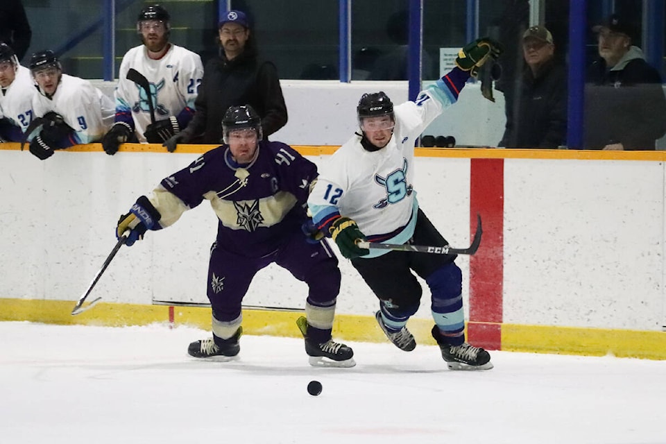 Claye Spady and Dalton Zemanek battle over the puck. (Kevin Sabo/Stettler Independent)