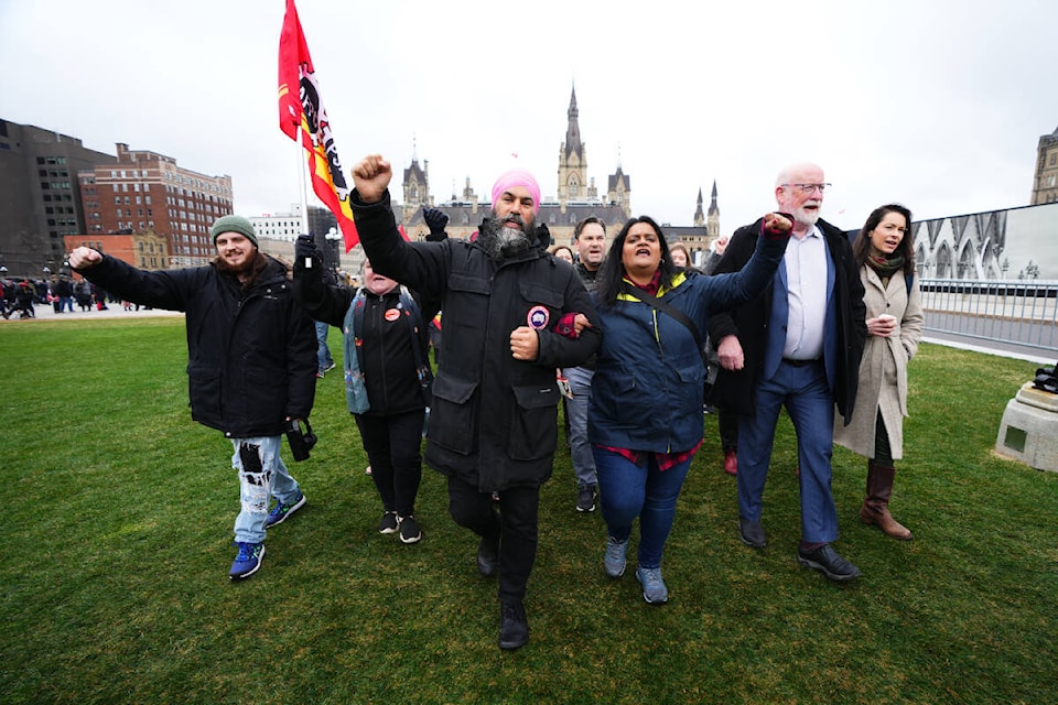 32470351_web1_230419-CPW-NodealatuniondeadlineSinghjoinsfederalworkershittingpicketlinesinOttawa-_1