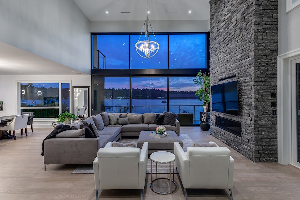 luxury-by-the-beach-livingroom