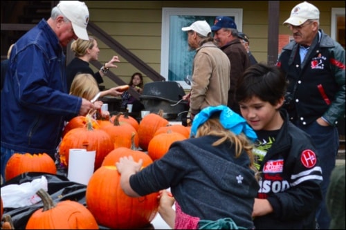 11188greenwoodpumpkincarving2013-17-001