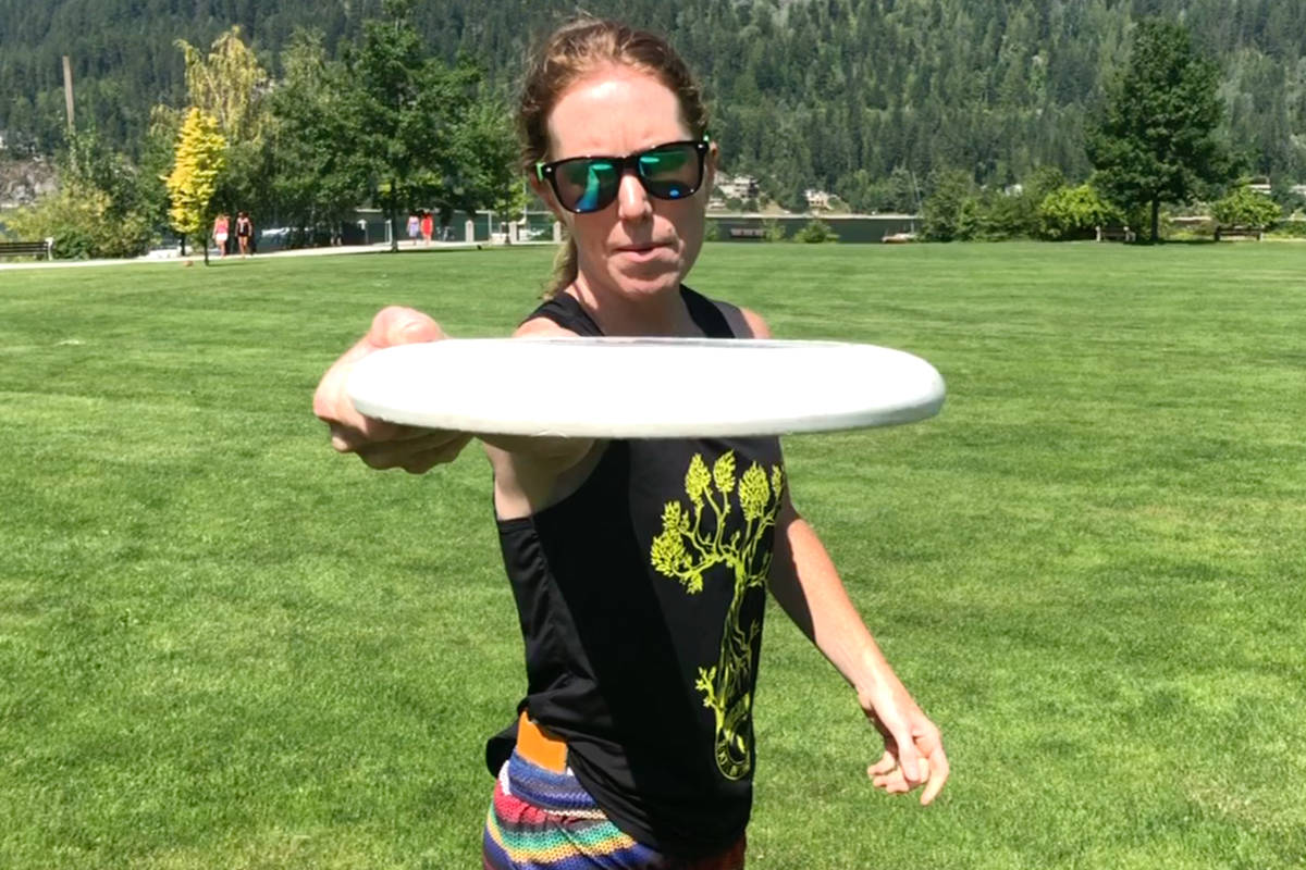 VIDEO: How to throw a frisbee