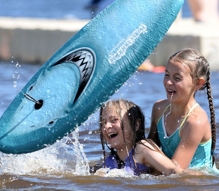 Hot weather brings locals to lake