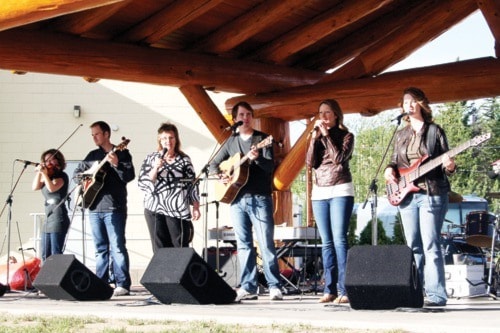 48053burnslakeConcert_in_the_park