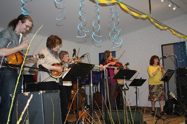 Tweedsmuir Fiddlers and others at coffee house