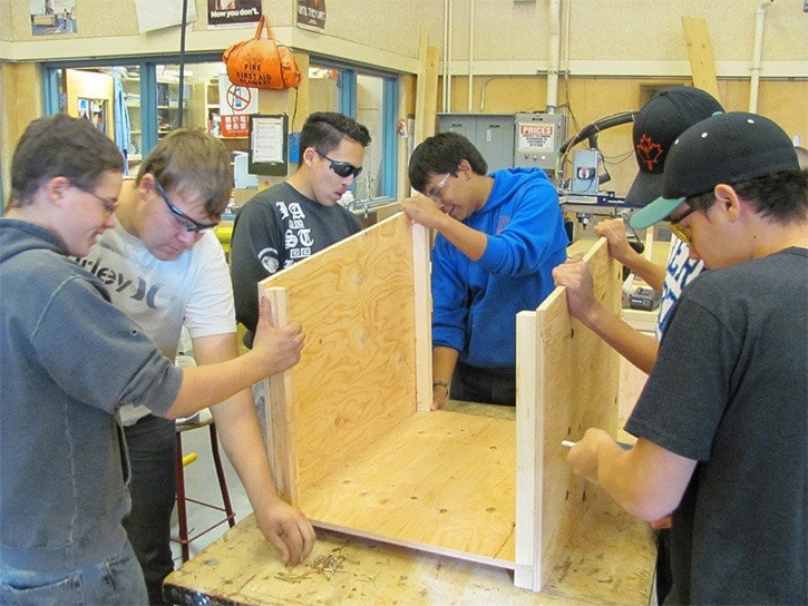 Students build houses for pets in need