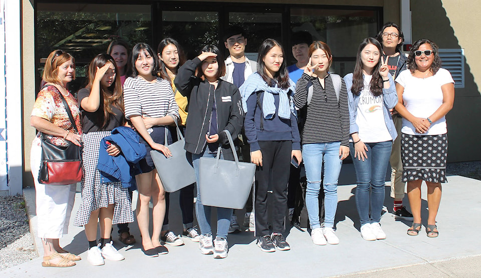 7874023_web1_Korean-students