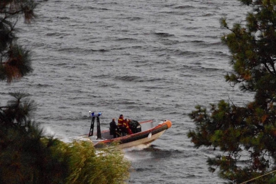 8947208_web1_171016-KCN-M-boat-run-aground