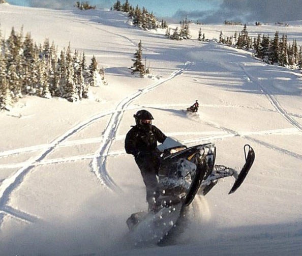 10373176_web1_murray-sullivan-snowmobiling