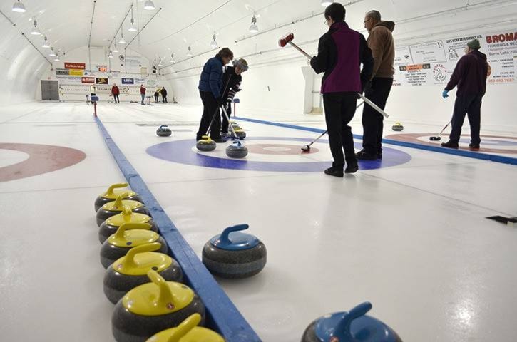 14723908_web1_39393burnslakeRockonCurlingcrews