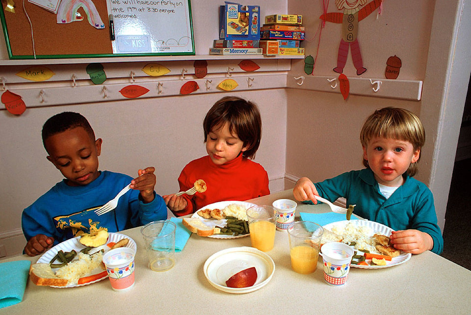 15432510_web1_Kids_eating-flickr